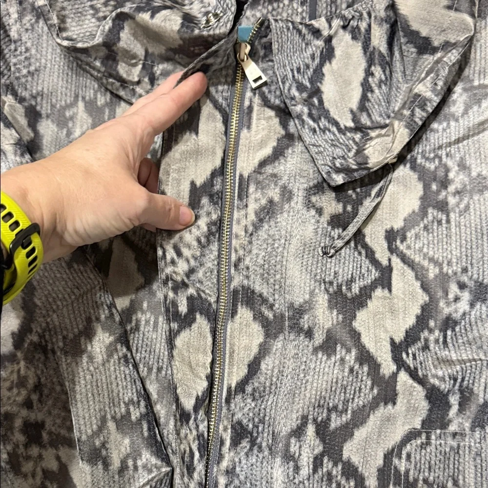 St. John Yellow Tag XL Gray Snake Print Lightweight Jacket - Picture 5 of 9